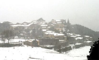 El pueblo mallorqun de Orient, ayer con una gruesa capa de nieve.