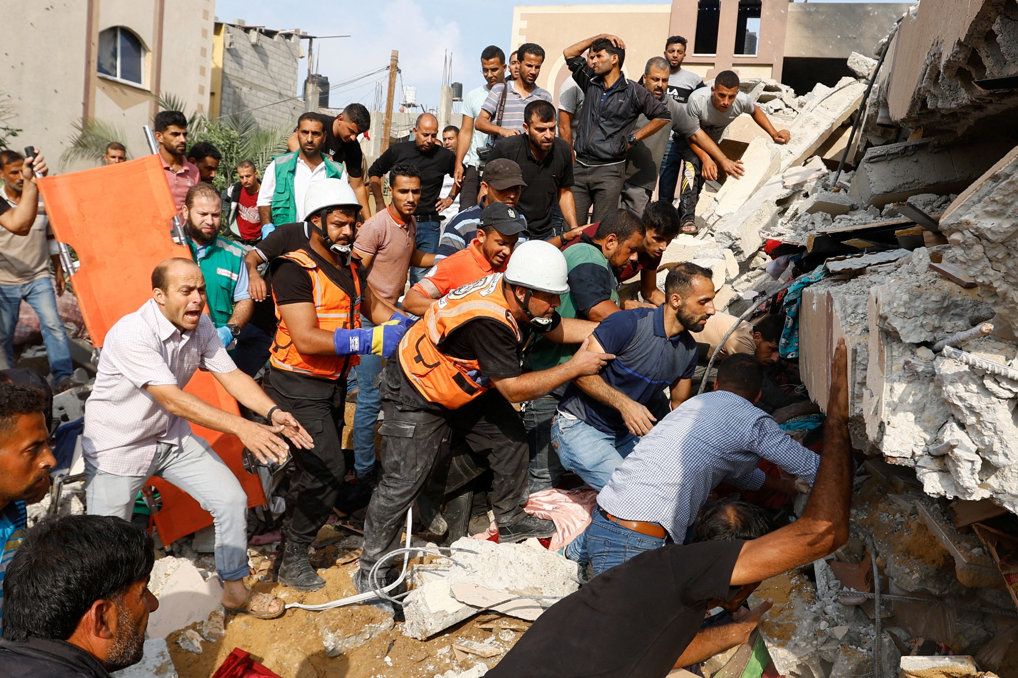 Trabajadores de emergencias y voluntarios buscaban supervivientes entre los escombros de un edificio bombardeado por Israel este domingo en Jan Yunis, en la franja de Gaza.