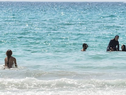 Bikinis y burkinis comparten playa en L&iacute;bano