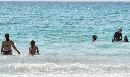 Bikinis y burkinis comparten playa en Líbano