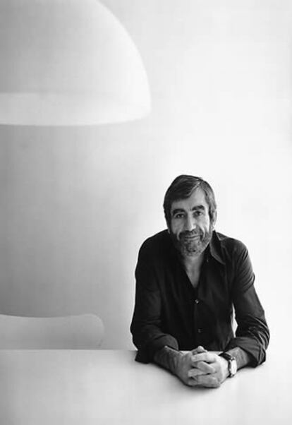 El escritor ha pasado dos años al frente del Instituto Cervantes y ahora habla del mundo que inspiró su nueva novela, 'El viento de la Luna'.