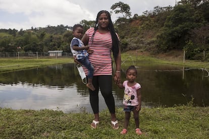 Ingrid Paula Castro, excombatiente de las FARC en proceso de reincorporación, con sus hijos en la finca de la vereda Mandiva, de donde decidieron marcharse por amenazas.