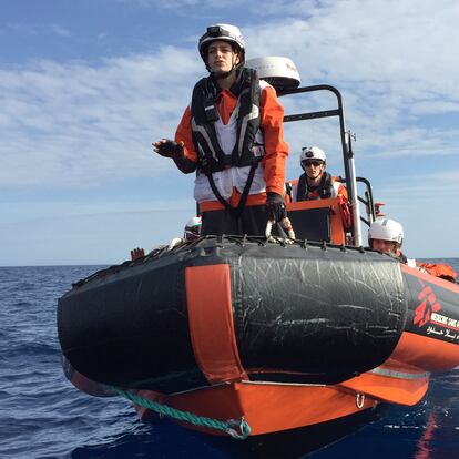 Julie Melichar, responsable de derechos humanos de la misión de MSF del 'Geo Barents', durante los ejercicios de salvamento.