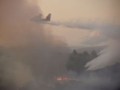 Un hidroavión trata de sofocar las llamas junto al Cañón del Sil