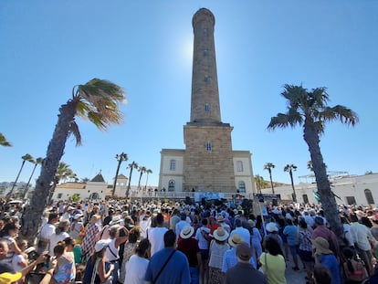 Concentración de alcaldes y colectivos en Chipiona este domingo contra los vertidos mineros previstos en el Guadalquivir.