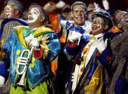 Una de las murgas que el miércoles participó en la fase previa de un concurso en el recinto ferial del Carnaval de Santa Cruz de Tenerife 2007.