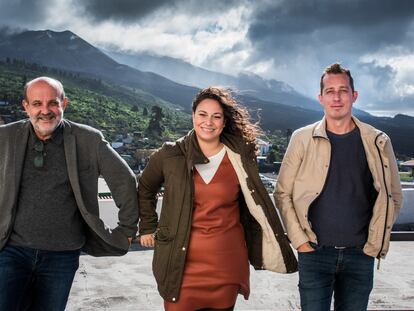 Jorge Perdigón, director artístico del Festival de Música de Canarias (izquierda), Gabriela Hernández, responsable de producción, y Joshua Jonitz, gestor cultural, en el Mirador de Tajuya de El Paso en La Palma.