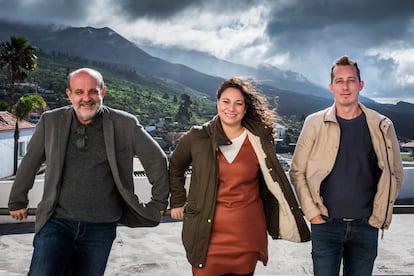 Jorge Perdigón, director artístico del Festival de Música de Canarias (izquierda), Gabriela Hernández, responsable de producción, y Joshua Jonitz, gestor cultural, en el Mirador de Tajuya de El Paso en La Palma.