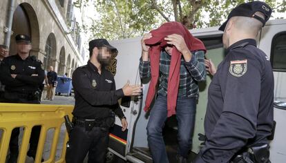 Polic&iacute;as locales detenidos en la operaci&oacute;n contra una trama de extorsi&oacute;n a empresarios de Palma, en abril de 2015
