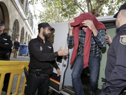 Polic&iacute;as locales detenidos en la operaci&oacute;n contra una trama de extorsi&oacute;n a empresarios de Palma, en abril de 2015