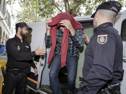 Polic&iacute;as locales detenidos en la operaci&oacute;n contra una trama de extorsi&oacute;n a empresarios de Palma, en abril de 2015