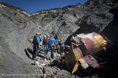 Los dos responsables han dado las gracias a los equipos de rescate y a los investigadores que trabajan en identificar a las víctimas y esclarecer lo ocurrido por su "profesionalidad", y han prometido que tanto Lufthansa como Germanwings apoyarán a las familias el tiempo que sea necesario. En la imagen, trabajos de rescate en la zona donde se estrelló el Airbus 320 en los Alpes franceses.