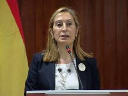Imagen facilitada por EFE Televisión de la ministra de Fomento, Ana Pastor, durante una rueda de prensa en Trípoli. EFE/Archivo
