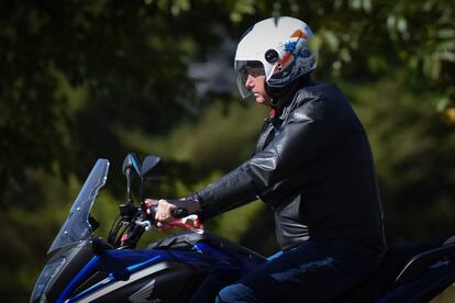 El presidente brasileño, Jair Bolsonaro, conduce su motocicleta por las calles de Brasilia, el domingo.