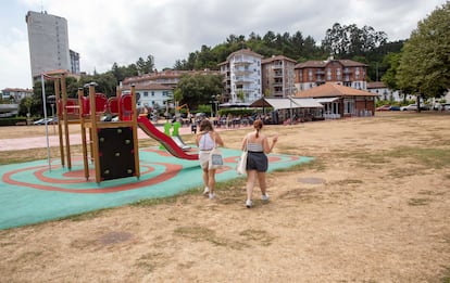 El jardin totalmente seco de un parque de Pedernales. 