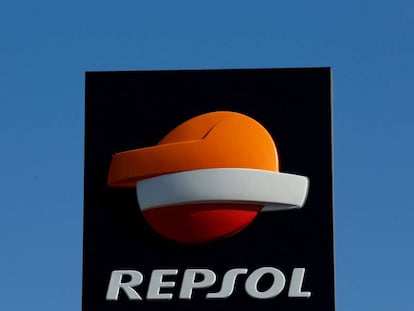 Logo de Repsol en una estación de servicio.