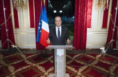 El presidente francés François Hollande da un mensaje por el fin de año desde el palacio del Elíseo en París, Francia hoy 31 de diciembre de 2012.