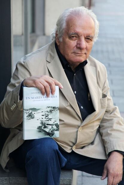 El escritor madrileño Javier Reverte muestra su último libro, 'En mares salvajes'.