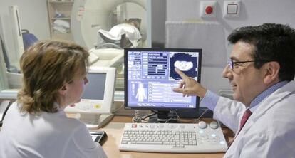 Elena Montero y Santiago Vel&aacute;zquez durante una sesi&oacute;n con el Exacradle en el Hospital Virgen del Roc&iacute;o de Sevilla.