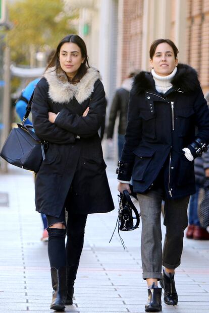 Pantalones rotos, botines negros y abrigo atemporal para pasear un día cualquiera por Madrid junto a una amiga.