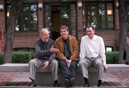 De izquierda a derecha, Juan Gelman, Luis García Montero y Darío Jaramillo en la Residencia de Estudiantes de Madrid en 2008.