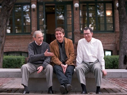 De izquierda a derecha, Juan Gelman, Luis García Montero y Darío Jaramillo en la Residencia de Estudiantes de Madrid en 2008.