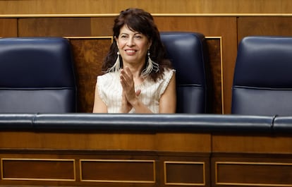 La ministra de Igualdad, Ana Redondo, en su escaño durante el pleno del Congreso de los Diputados celebrado este martes.