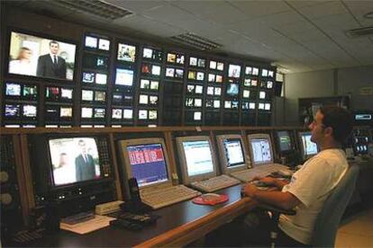 Un técnico en la sala de control de Auna Cable, en Madrid.