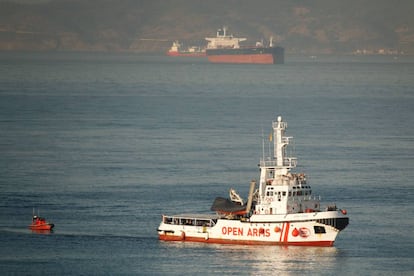 El barco 'Open Arms' cerca del puerto de Algeciras (Cádiz).
