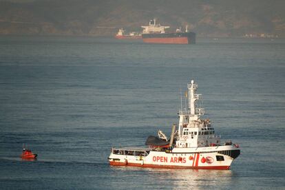 El barco 'Open Arms' cerca del puerto de Algeciras (Cádiz).