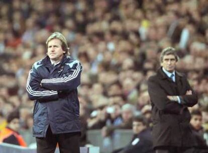 Bernd Schuster, el entrenador del Madrid, y Manuel Pellegrini, el del Villarreal, en un momento del encuentro.