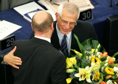 José Borrell es felicitado por el presidente del grupo socialista, Martin Schulz.