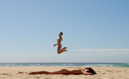 Dos mujeres en una playa nudista.