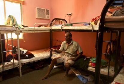 Un trabajador indio en un campamento para operarios inmigrantes, en Doha el pasado mes de mayo. 