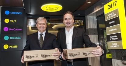 El Presidente de Correos, Javier Cuesta junto con François Nuits, director general de Amazon España.