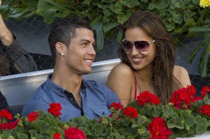 Aunque el rostro de Shayk comenzaba a ser muy popular por sus apariciones en revistas y pasarelas, fue su relación con el jugador del Real Madrid, Cristiano Ronaldo, lo que terminó de encumbrar su fama. La pareja comenzó su noviazgo en 2010.