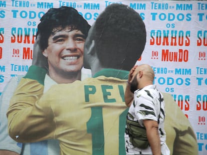 Una persona pasa delante de un mural de Maradona y Pelé en Sao Paulo este jueves.