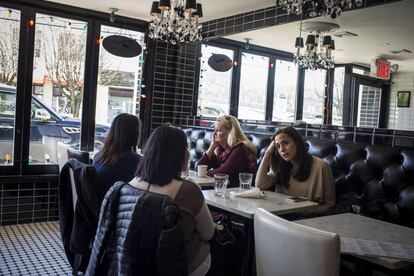 Un grupo de mujeres almuerza en un restaurante tailandés de Chappaqua, donde la tasa de riesgo de pobreza es inferior al 4%. En el conjunto de Estados Unidos es del triple.