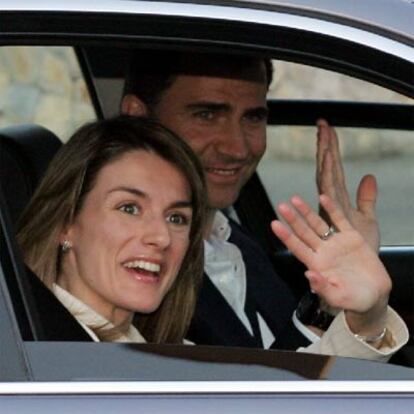 Los Príncipes de Asturias saludan a su llegada esta tarde al Palacio de Marivent, en Palma de Mallorca.