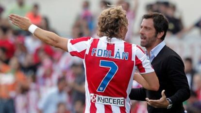 Quique Sánchez Flores y Forlán hablan durante un partido de esta temporada.