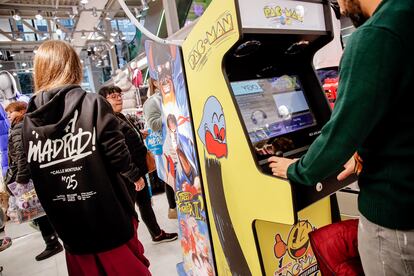Varias personas juegan en máquinas recreativas en la tienda de Lefties de la calle Montera, a 9 de diciembre de 2022, en Madrid (España).