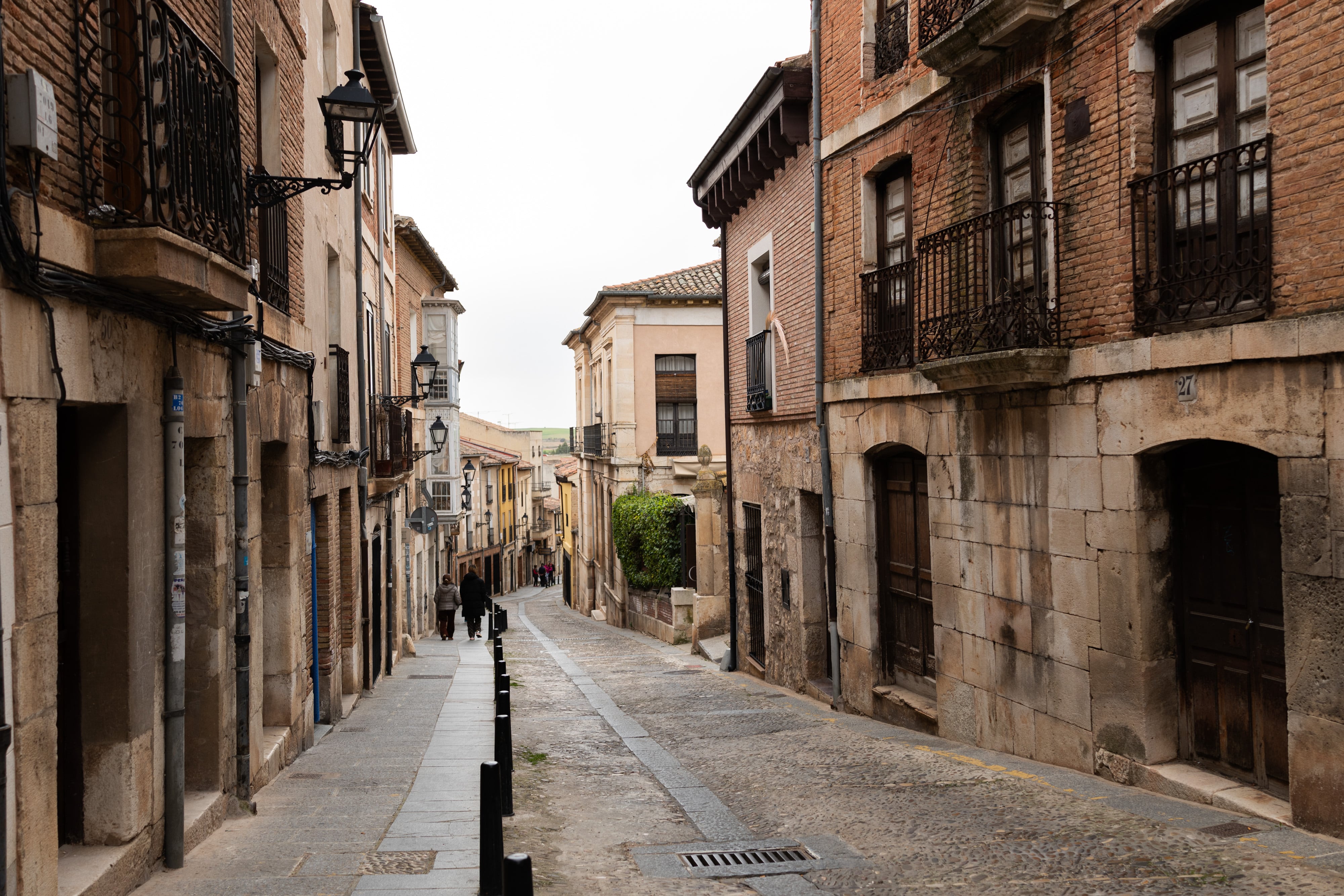 La calle Mayor conecta la parte alta de Lerma, donde se ubica el parador, con la baja, en la que se encuentra la colegiata.