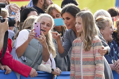 La reina Letizia y la princesa Leonor se han hecho varios selfis con los asturianos.
