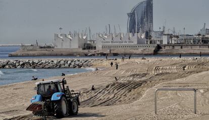 Un tractor arando la playa de Bogatell