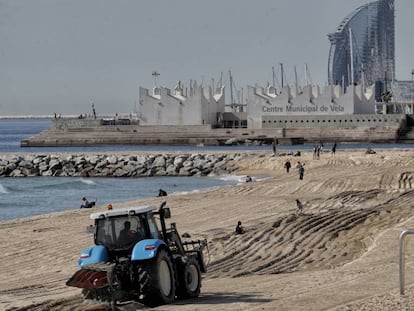 Un tractor arando la playa de Bogatell