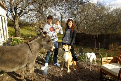 Lucía Molet, de Emprende Natura, junto a su familia en El Escorial.