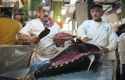 Dos comerciantes filetean un at&uacute;n en el mercado de San Juan de la Ciudad de M&eacute;xico.