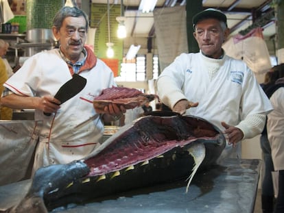 Dos comerciantes filetean un at&uacute;n en el mercado de San Juan de la Ciudad de M&eacute;xico.