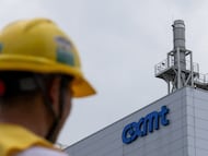 Un hombre con un casco de protección amarillo camina junto a una planta de producción de CXMT, el principal fabricante chino de chips de memoria, con el logotipo de la compañía en la fachada, en Pekín, China, el pasado 29 de julio.