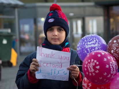 Un niño sostiene un cartel con el mensaje "Gracias, Islandia" tras recibir asilo, en una foto de archivo en 2016.